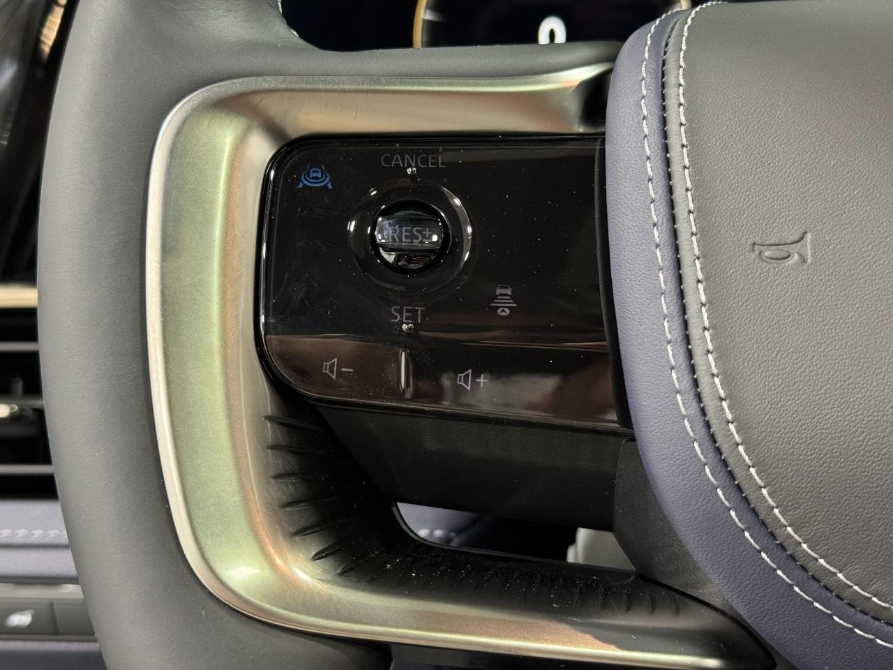 INFINITI QX80 Vehicle Full-screen Gallery Image 32