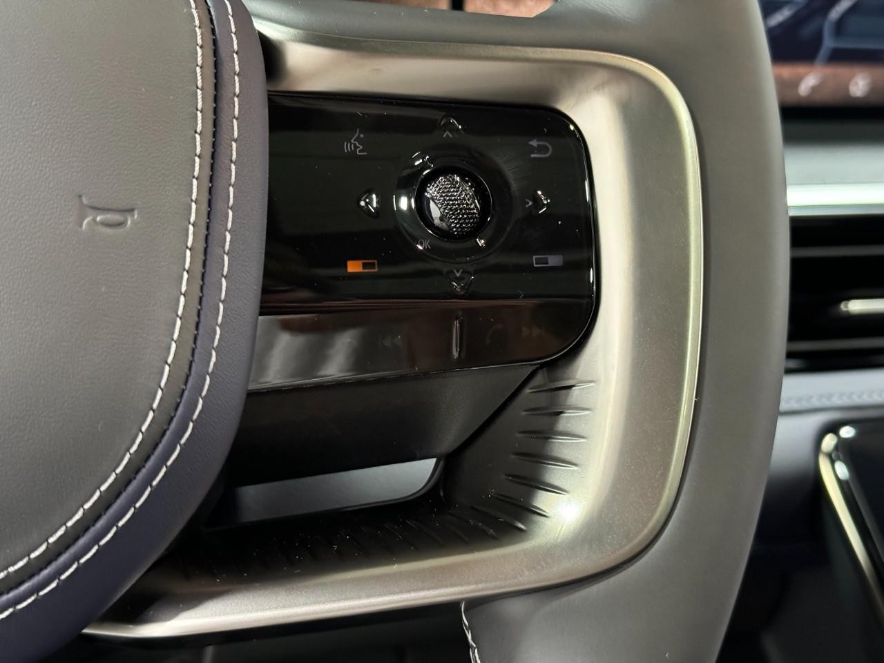 INFINITI QX80 Vehicle Full-screen Gallery Image 33