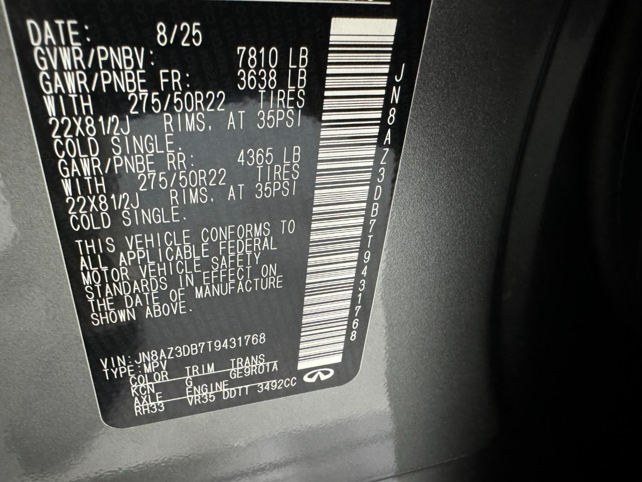 INFINITI QX80 Vehicle Full-screen Gallery Image 36