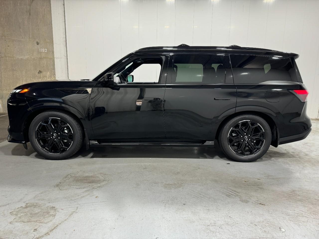 INFINITI QX80 Vehicle Full-screen Gallery Image 2