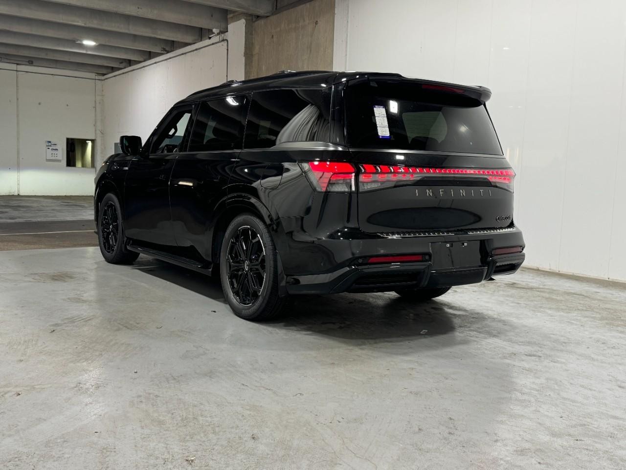 INFINITI QX80 Vehicle Full-screen Gallery Image 3