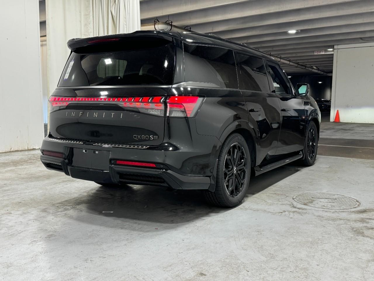 INFINITI QX80 Vehicle Full-screen Gallery Image 4