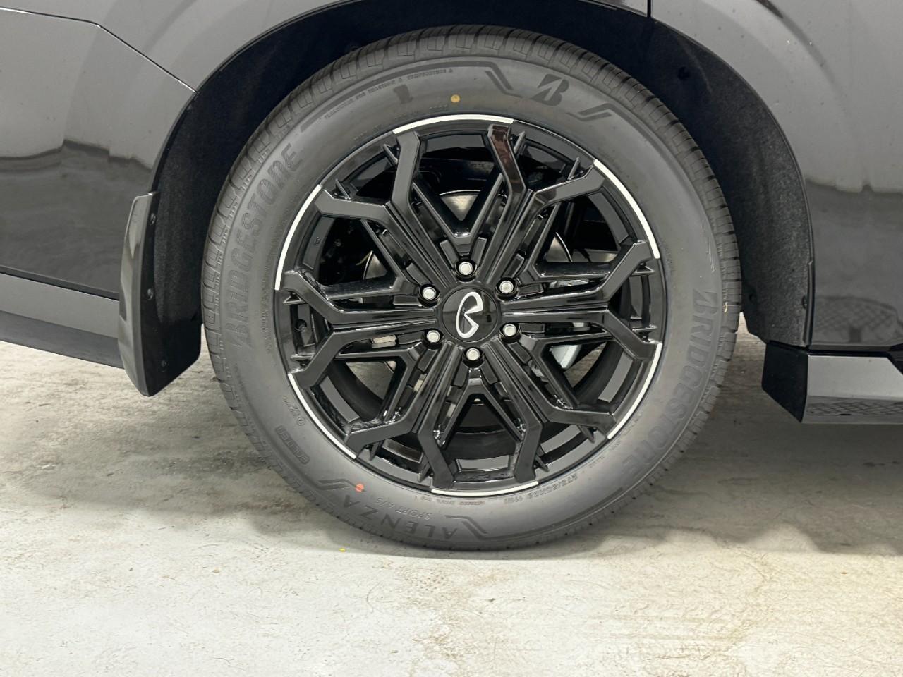 INFINITI QX80 Vehicle Full-screen Gallery Image 5