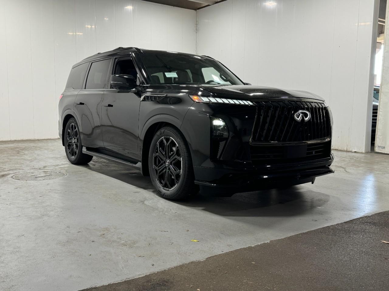 INFINITI QX80 Vehicle Full-screen Gallery Image 6