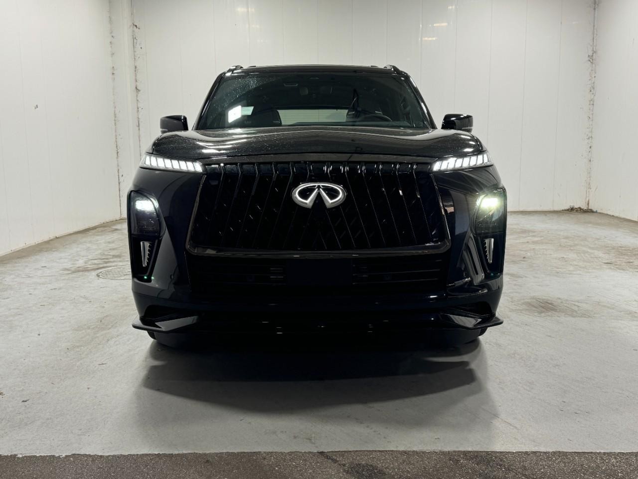 INFINITI QX80 Vehicle Full-screen Gallery Image 7