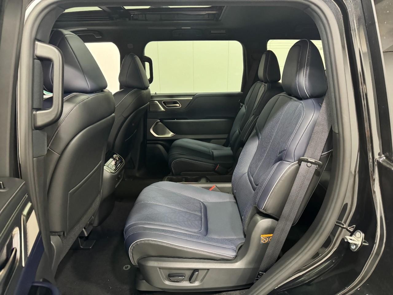 INFINITI QX80 Vehicle Full-screen Gallery Image 9