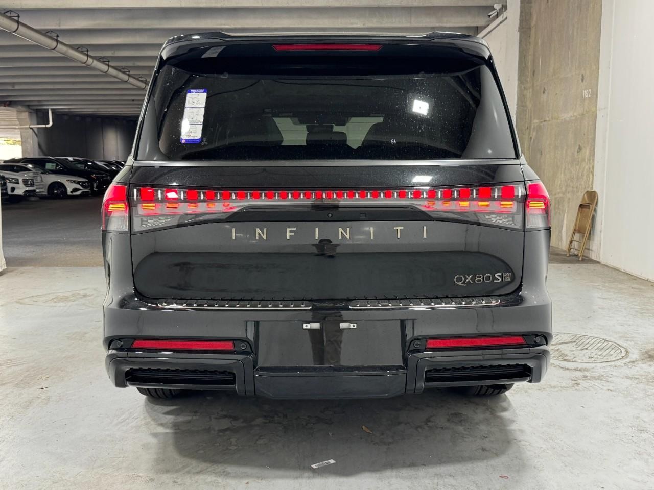 INFINITI QX80 Vehicle Full-screen Gallery Image 10