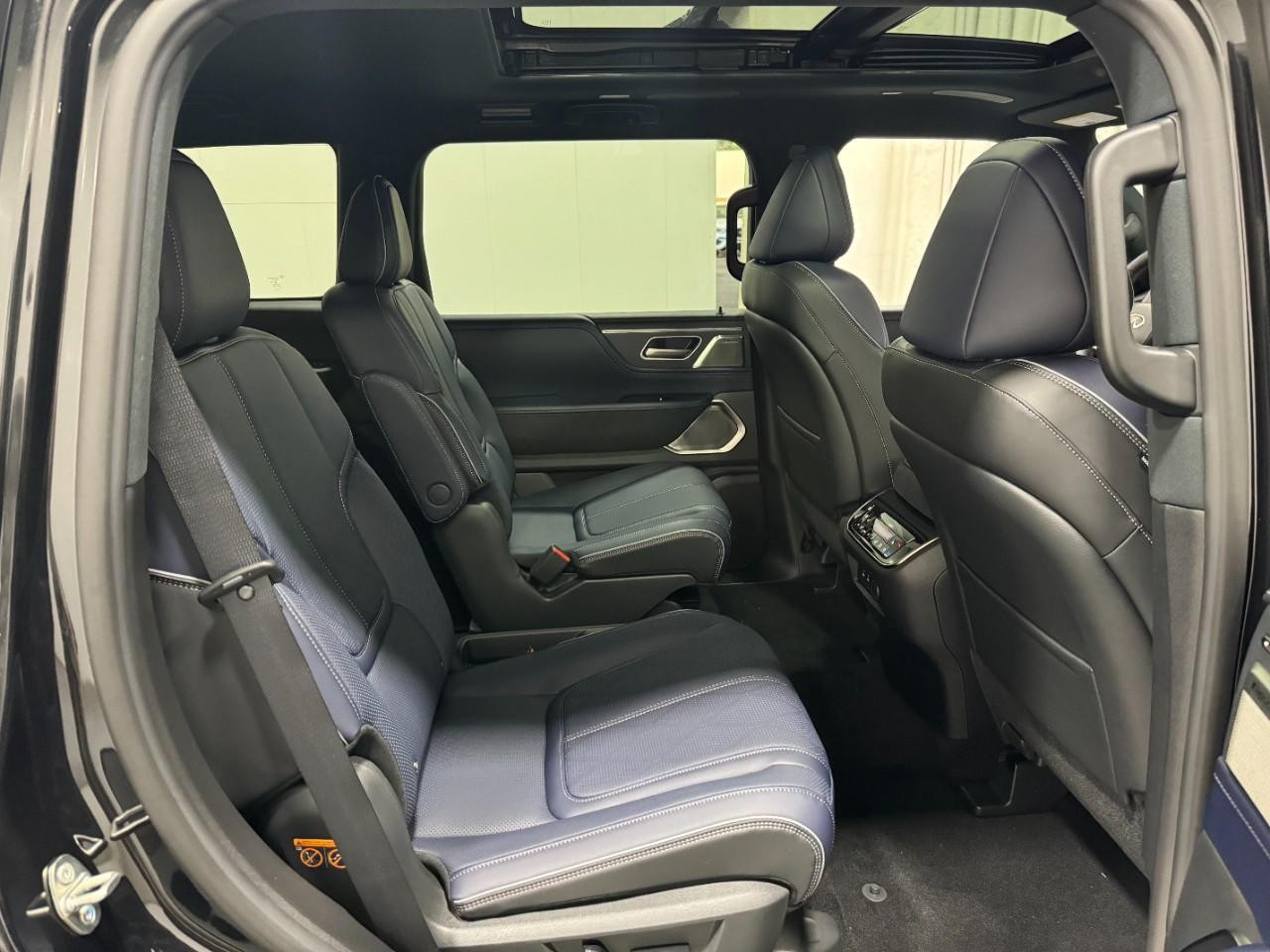 INFINITI QX80 Vehicle Full-screen Gallery Image 12