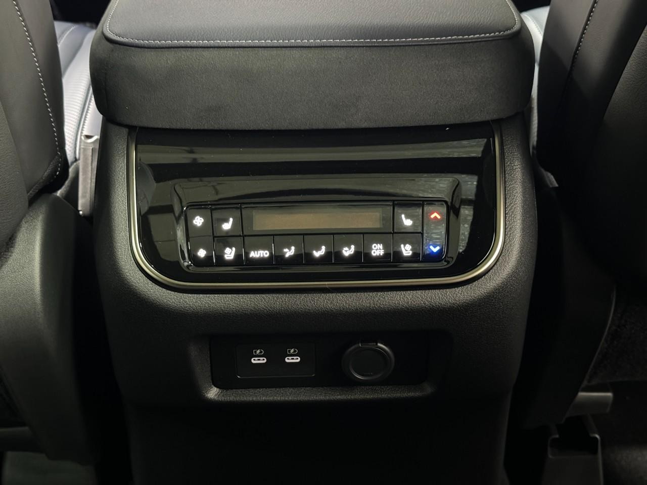 INFINITI QX80 Vehicle Full-screen Gallery Image 13