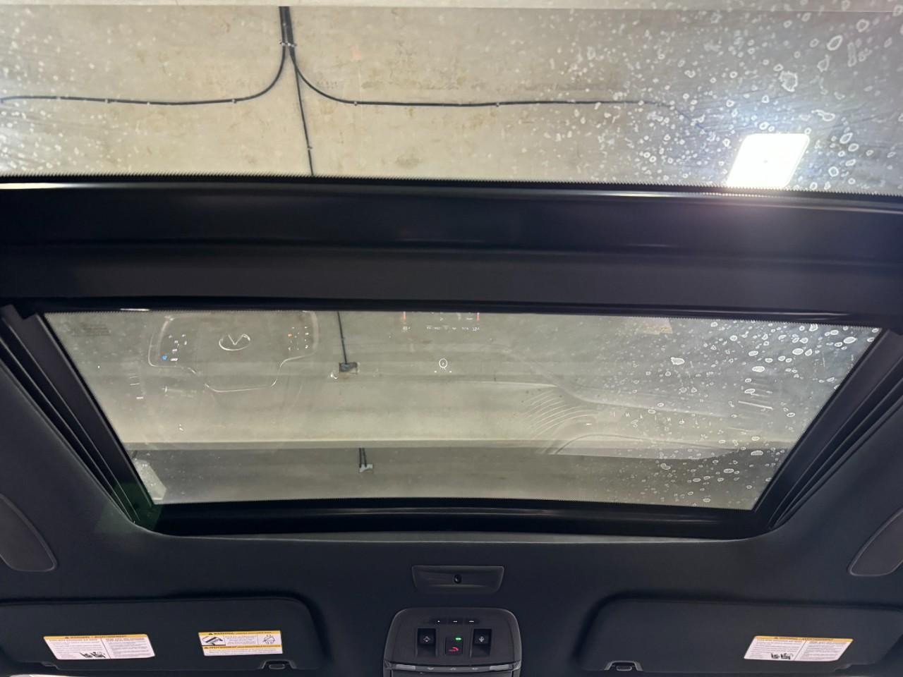 INFINITI QX80 Vehicle Full-screen Gallery Image 14