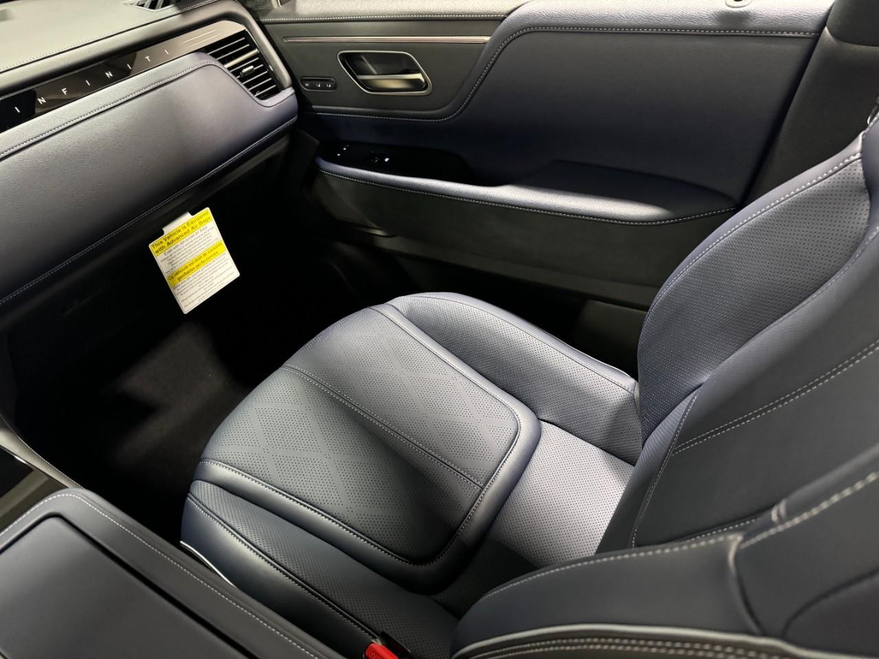 INFINITI QX80 Vehicle Full-screen Gallery Image 19