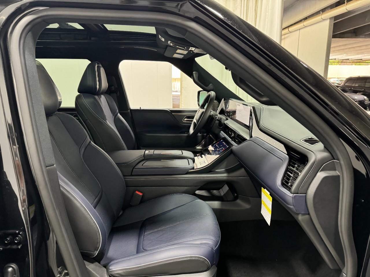 INFINITI QX80 Vehicle Full-screen Gallery Image 20