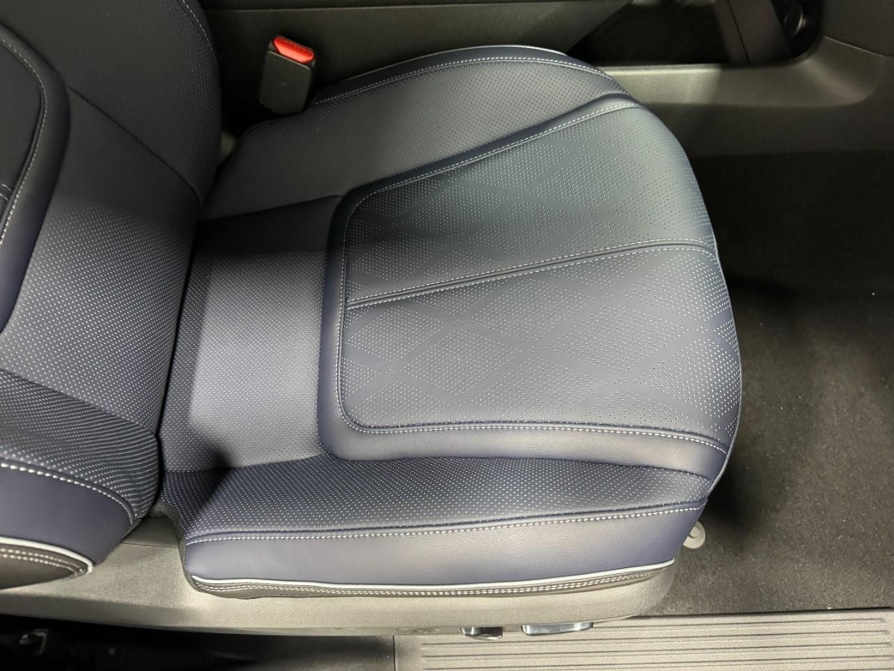 INFINITI QX80 Vehicle Full-screen Gallery Image 21