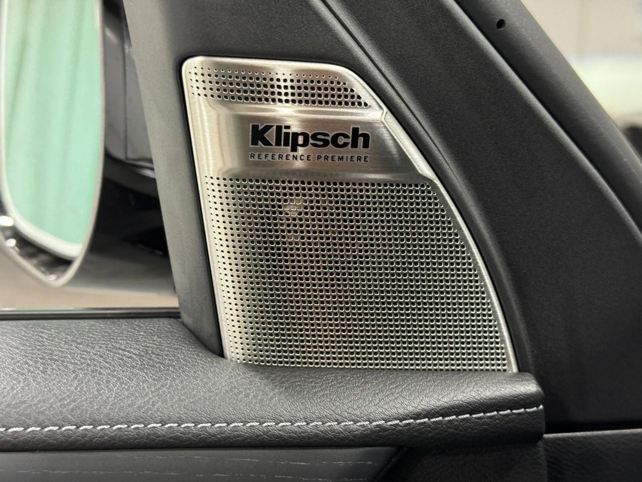 INFINITI QX80 Vehicle Full-screen Gallery Image 25