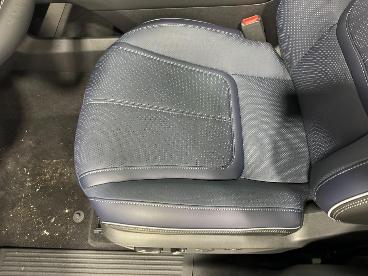 INFINITI QX80 Vehicle Full-screen Gallery Image 29