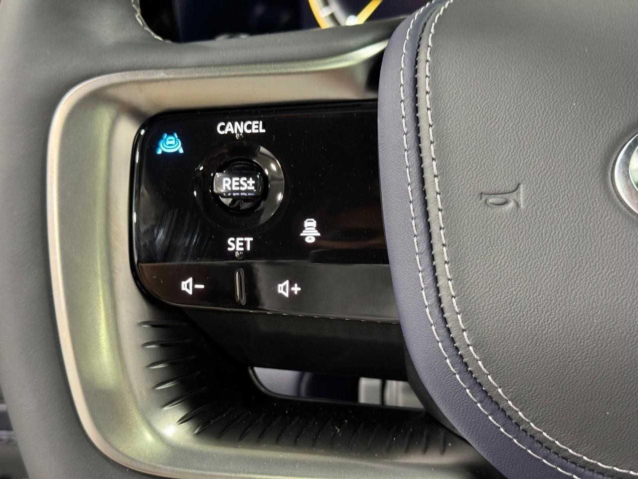 INFINITI QX80 Vehicle Full-screen Gallery Image 32