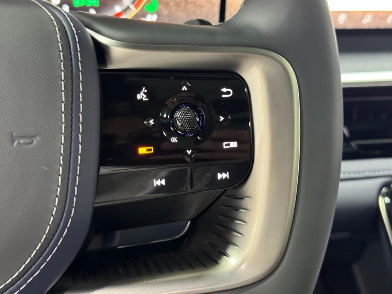 INFINITI QX80 Vehicle Full-screen Gallery Image 33