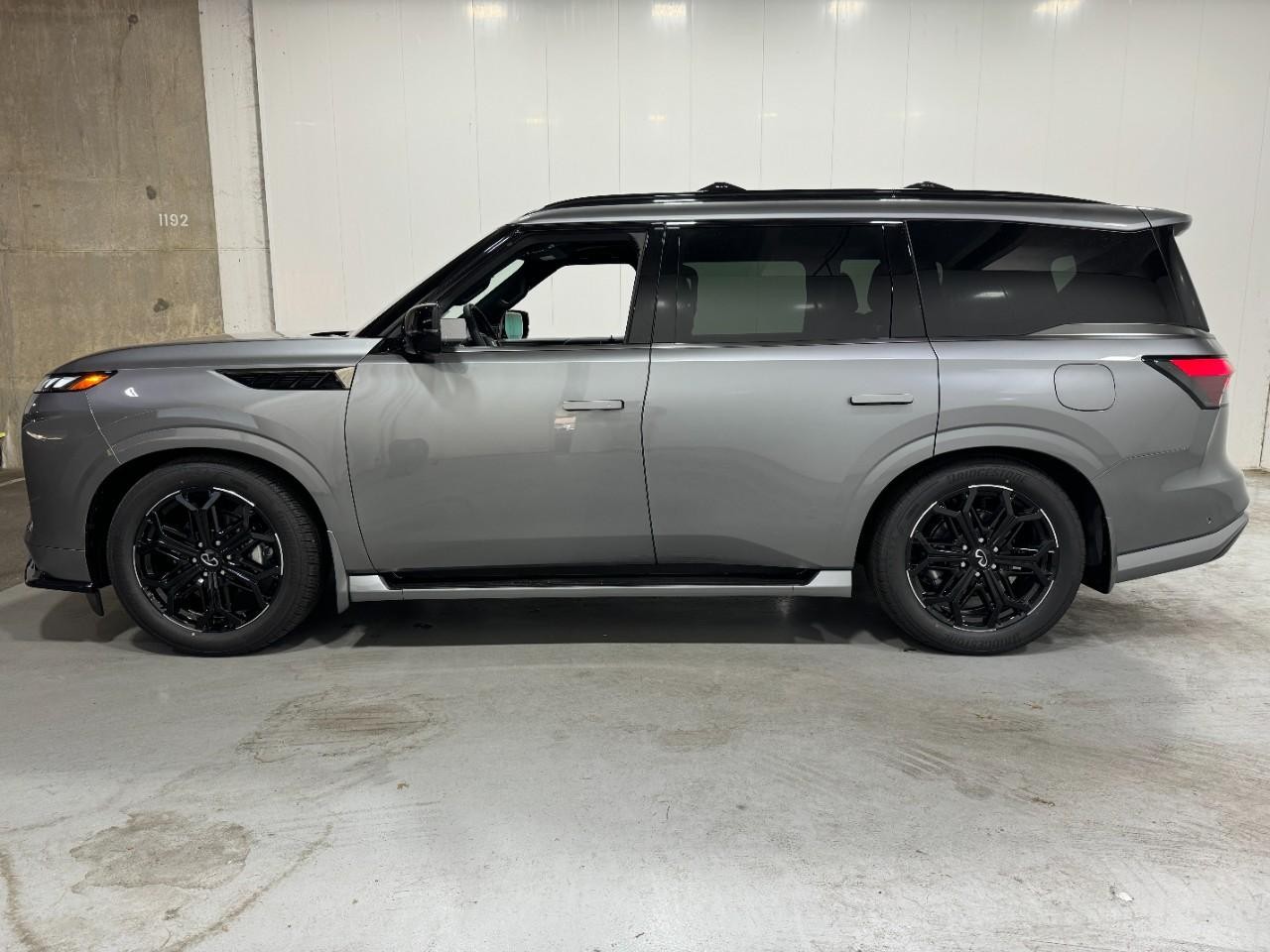 INFINITI QX80 Vehicle Full-screen Gallery Image 2