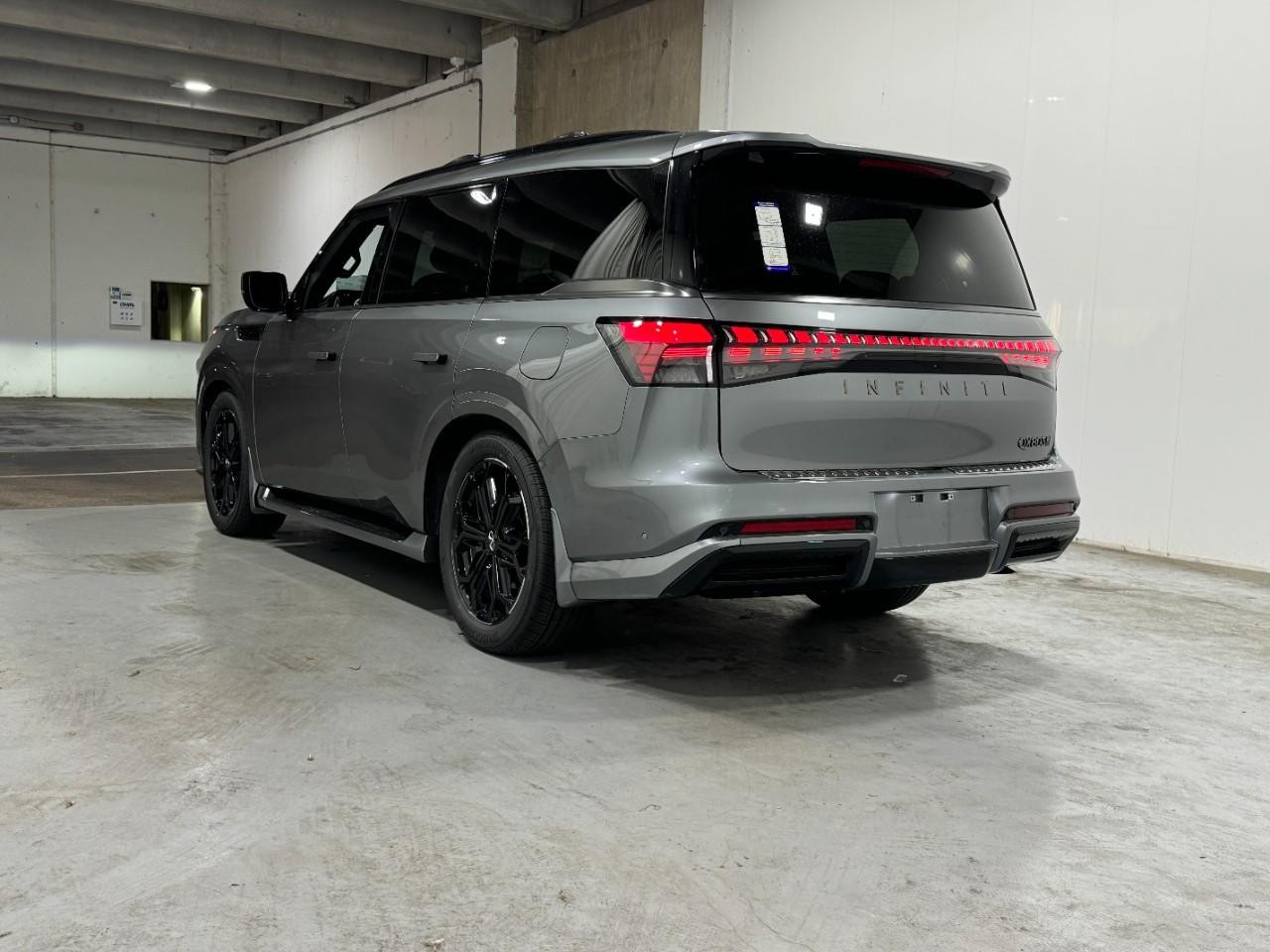 INFINITI QX80 Vehicle Full-screen Gallery Image 3