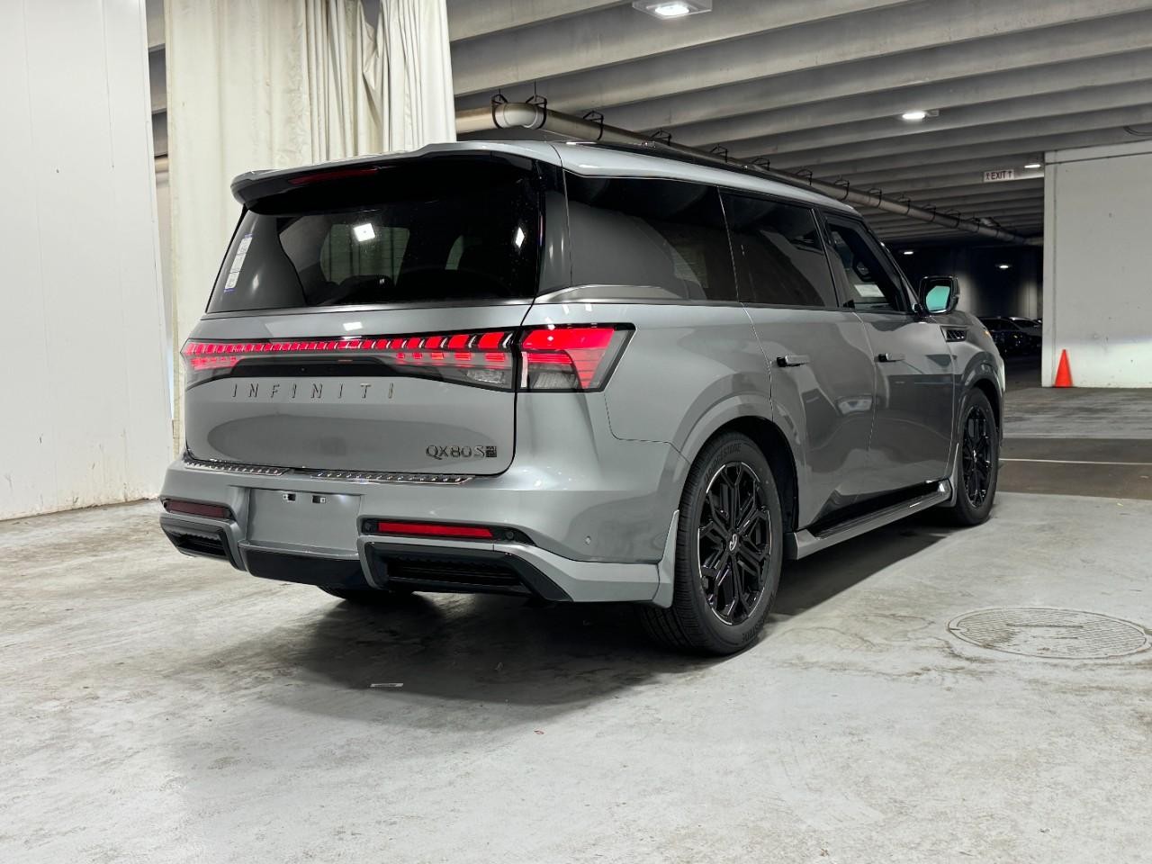 INFINITI QX80 Vehicle Full-screen Gallery Image 4