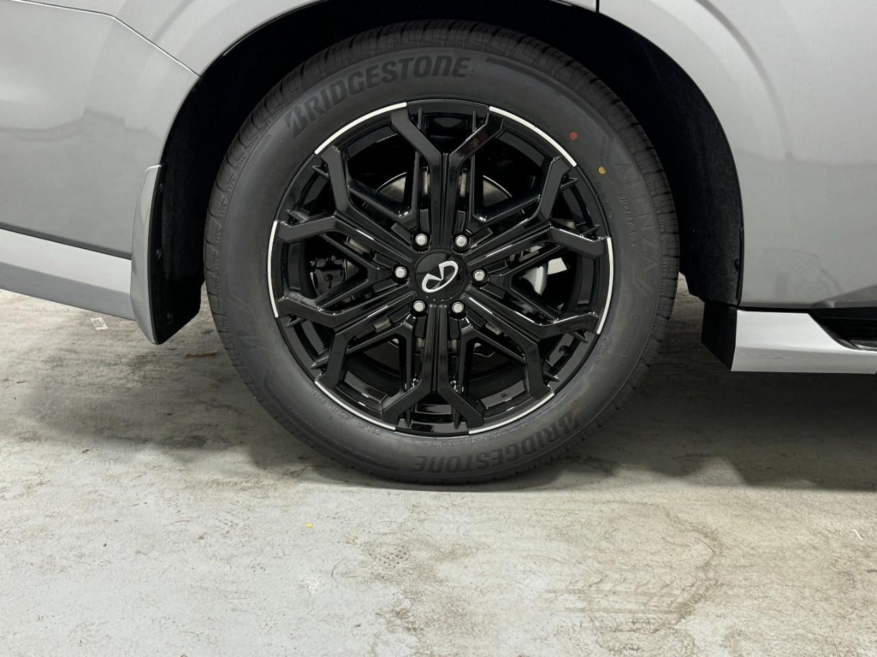 INFINITI QX80 Vehicle Full-screen Gallery Image 5