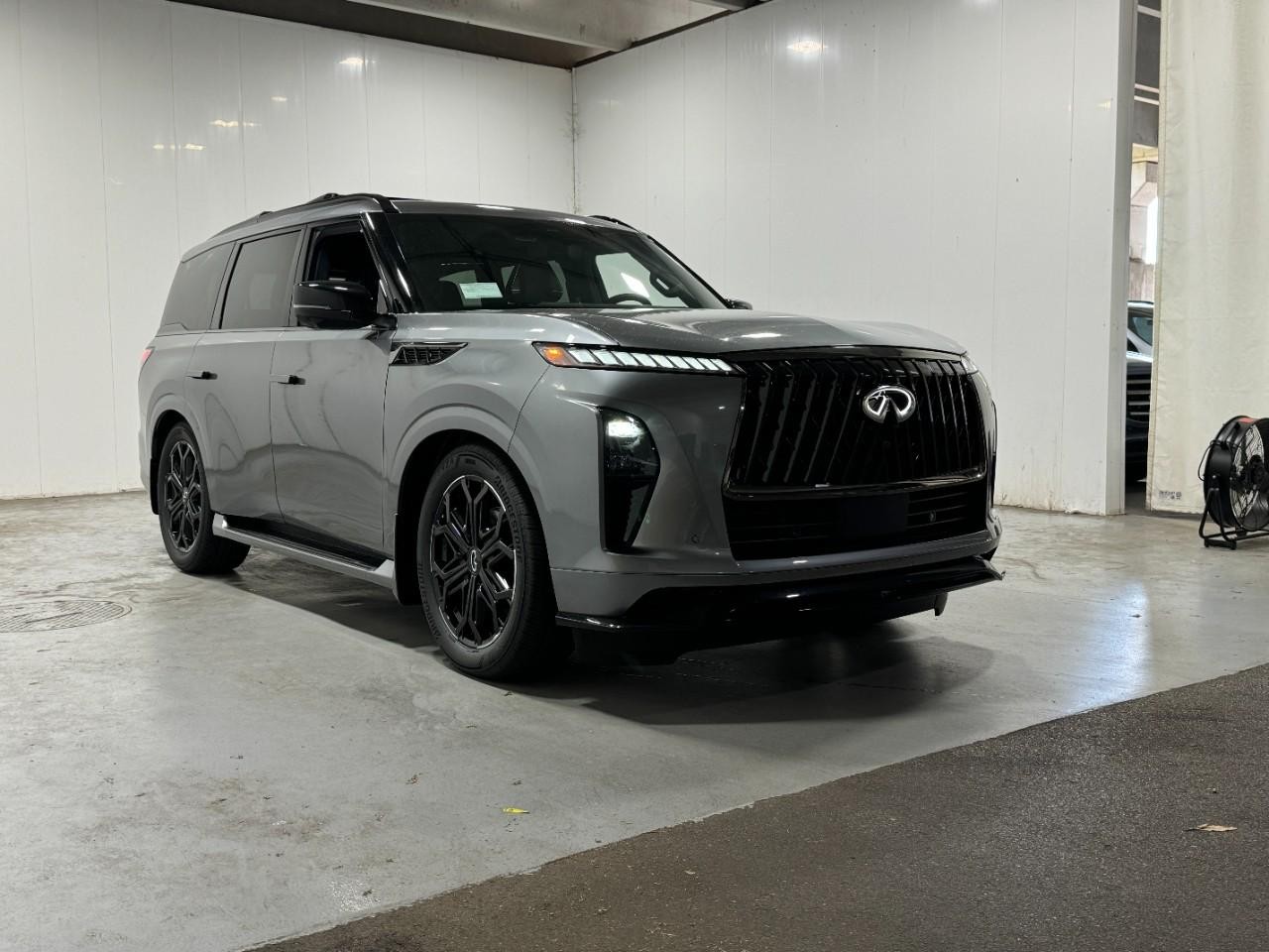 INFINITI QX80 Vehicle Full-screen Gallery Image 6