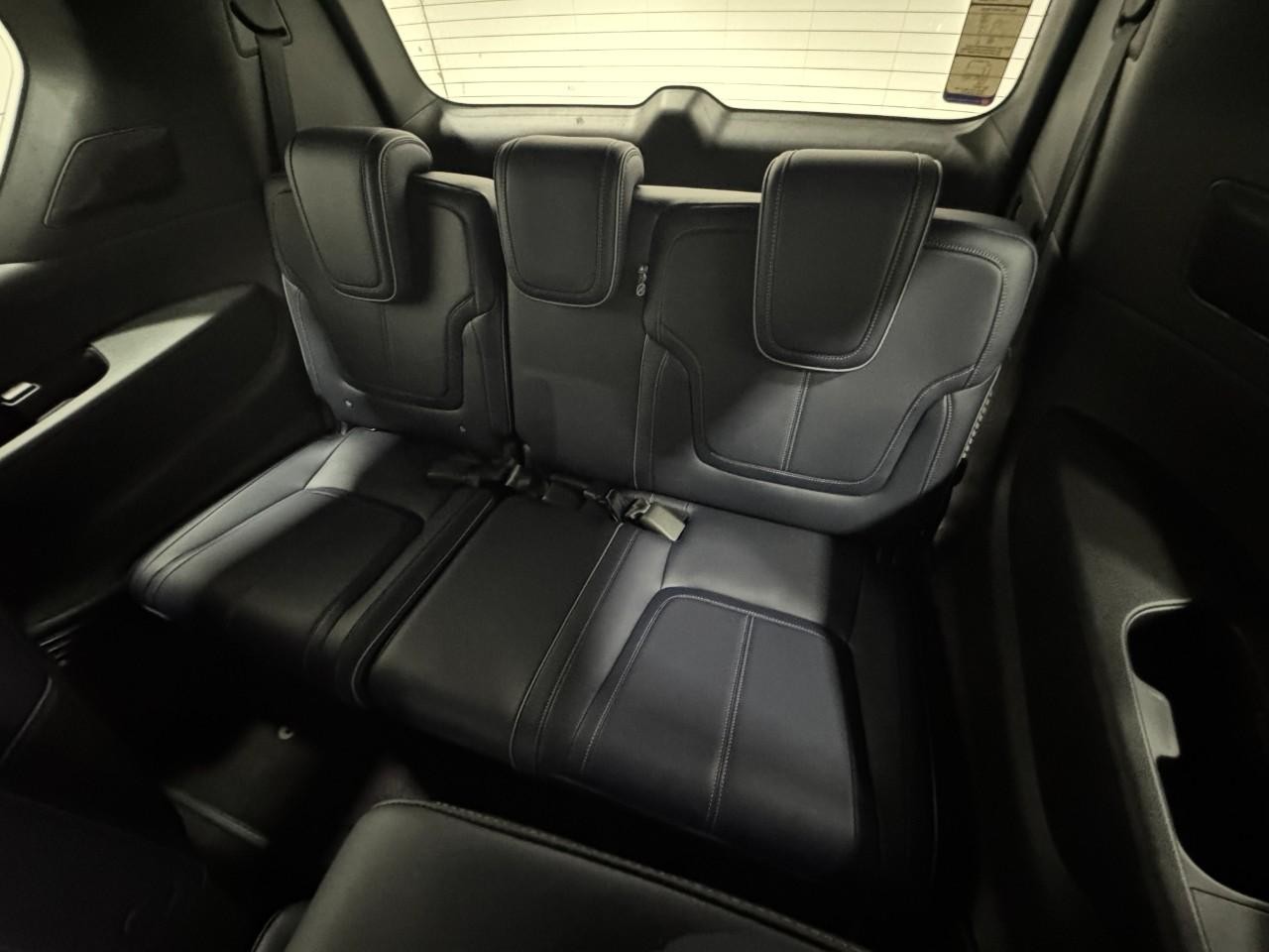 INFINITI QX80 Vehicle Full-screen Gallery Image 8