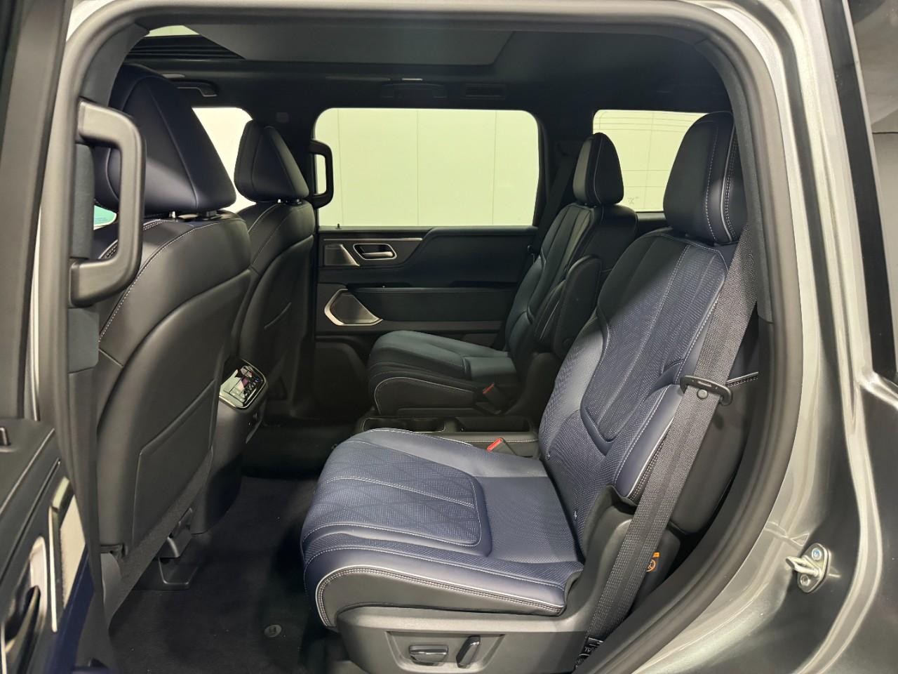 INFINITI QX80 Vehicle Full-screen Gallery Image 9