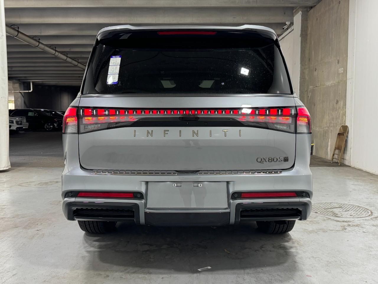 INFINITI QX80 Vehicle Full-screen Gallery Image 10