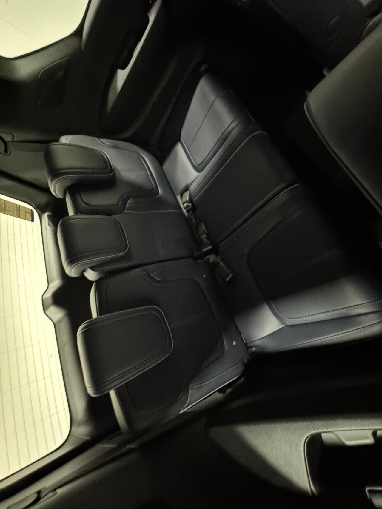 INFINITI QX80 Vehicle Full-screen Gallery Image 11