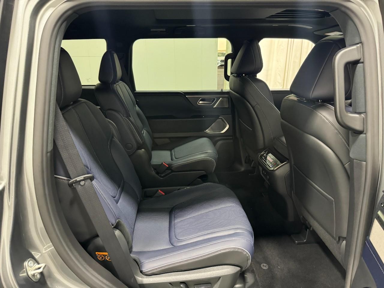 INFINITI QX80 Vehicle Full-screen Gallery Image 12