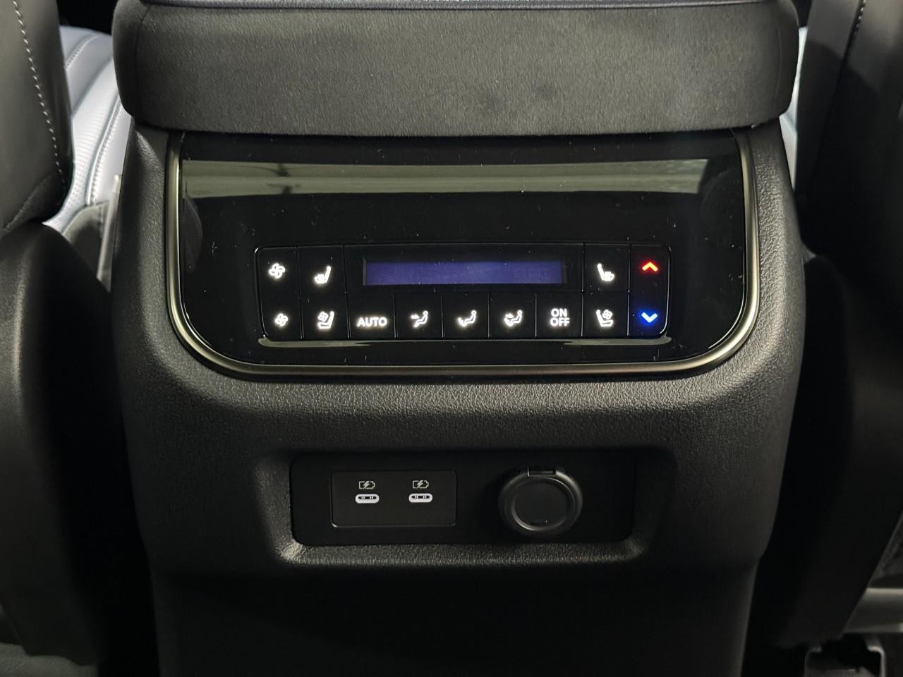 INFINITI QX80 Vehicle Full-screen Gallery Image 13