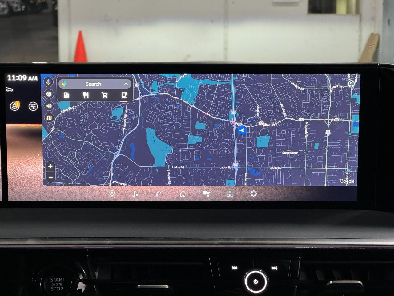 INFINITI QX80 Vehicle Full-screen Gallery Image 17