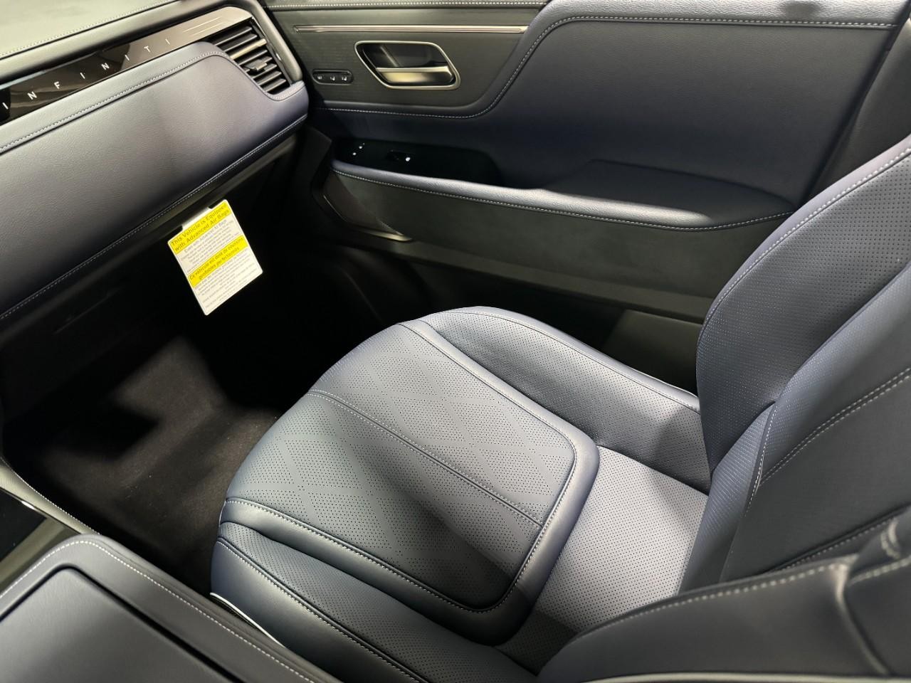 INFINITI QX80 Vehicle Full-screen Gallery Image 19