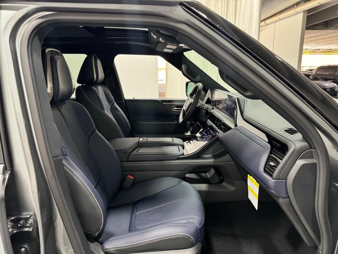 INFINITI QX80 Vehicle Full-screen Gallery Image 20