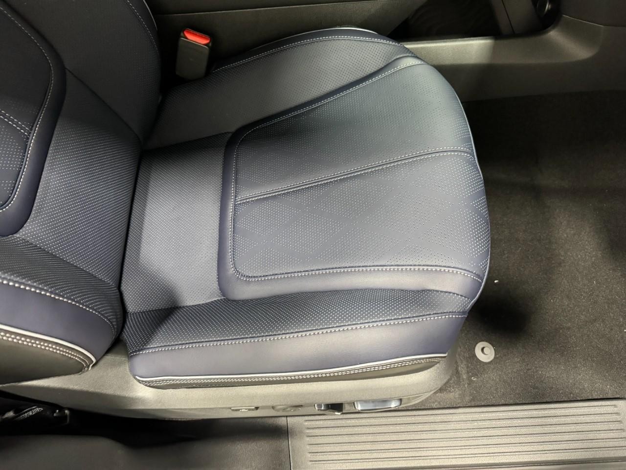 INFINITI QX80 Vehicle Full-screen Gallery Image 21