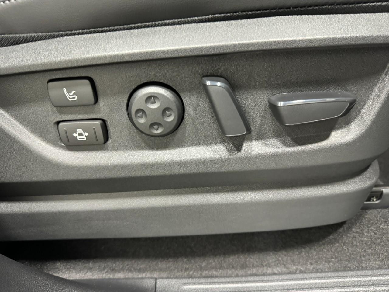 INFINITI QX80 Vehicle Full-screen Gallery Image 22