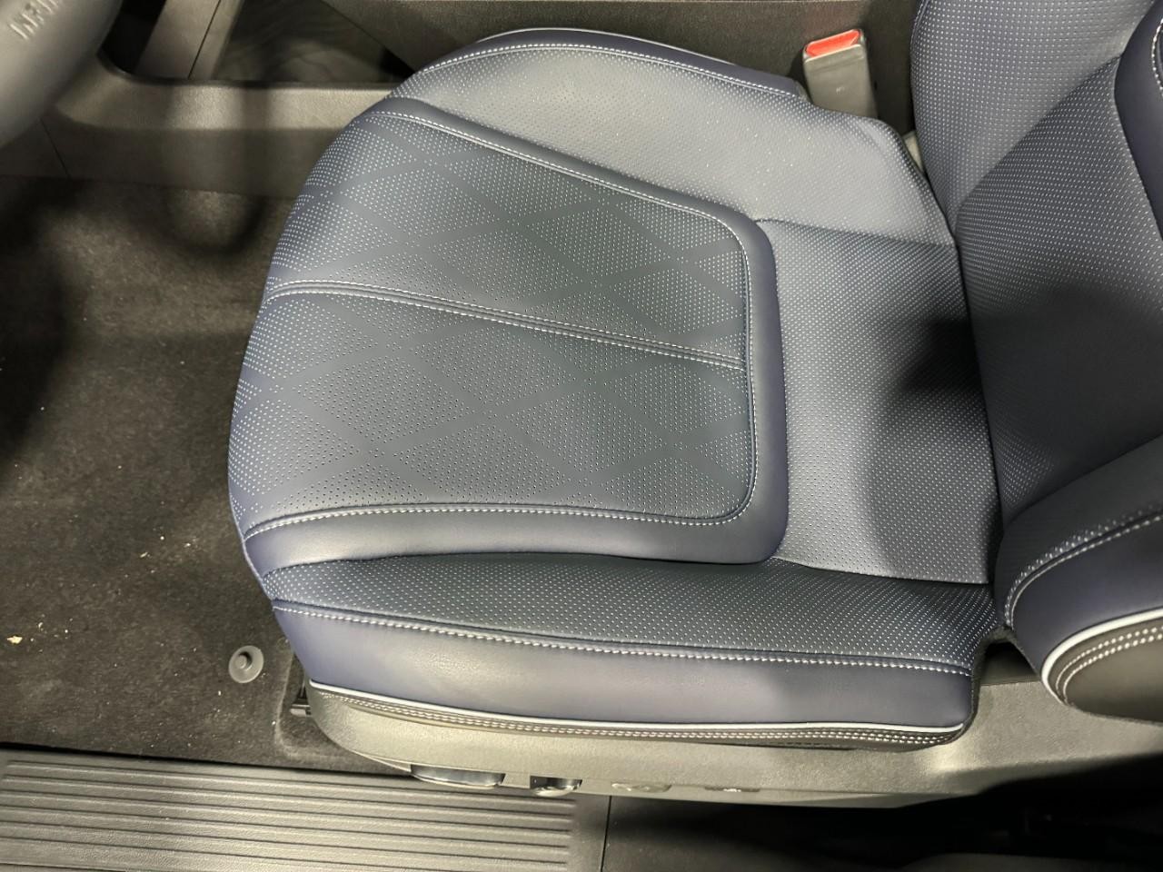 INFINITI QX80 Vehicle Full-screen Gallery Image 29