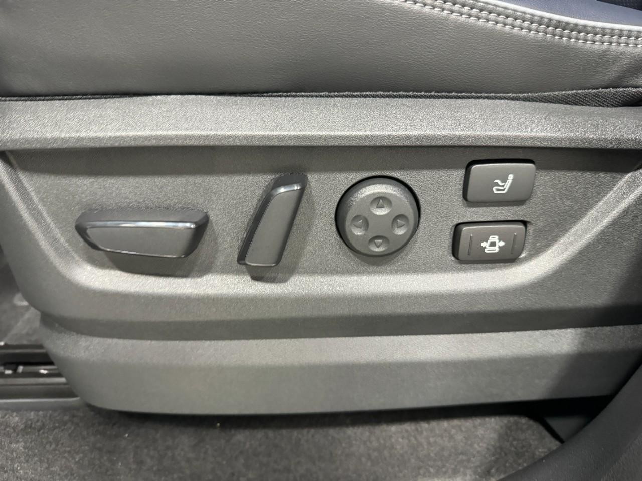 INFINITI QX80 Vehicle Full-screen Gallery Image 30