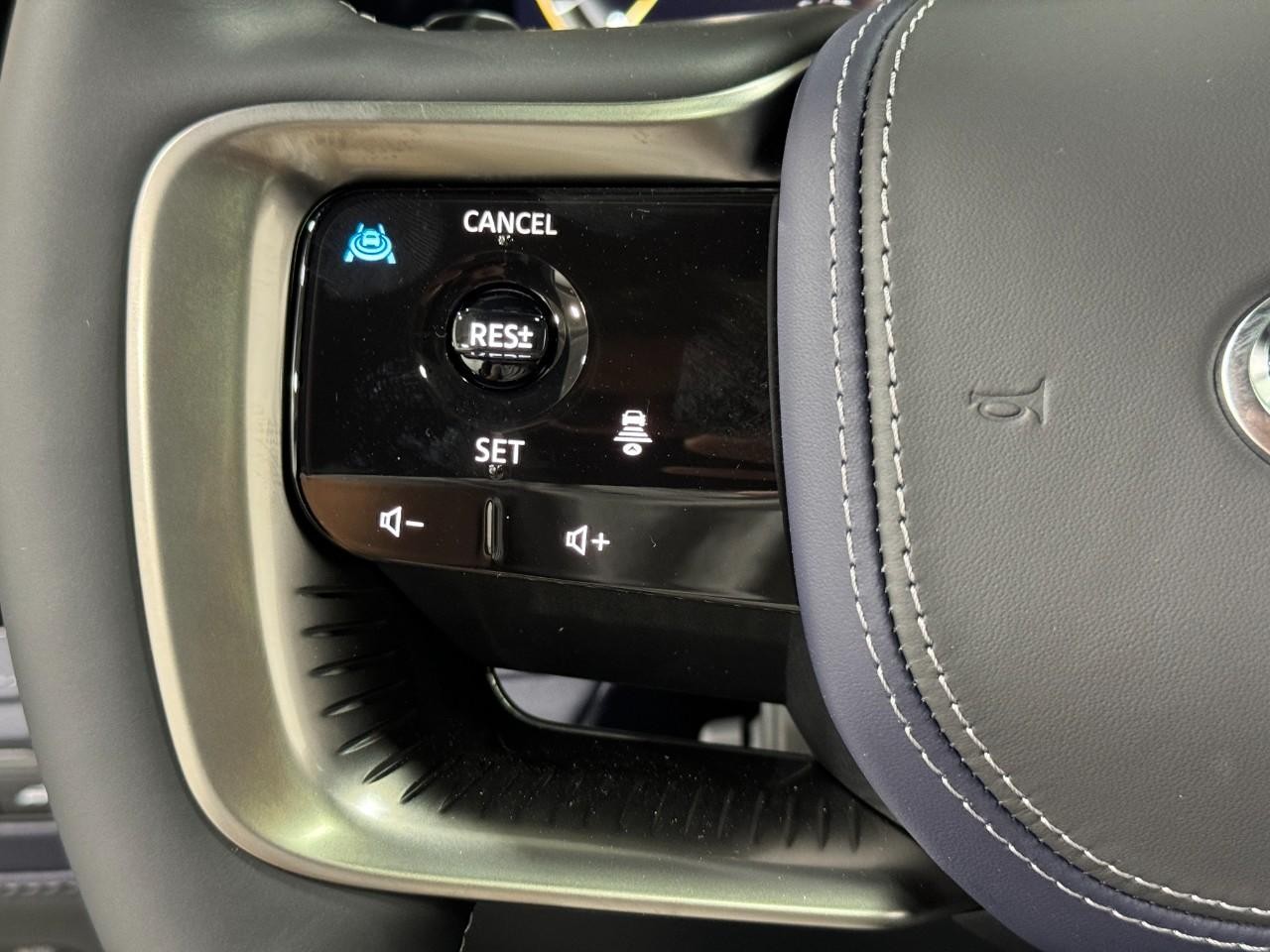 INFINITI QX80 Vehicle Full-screen Gallery Image 32