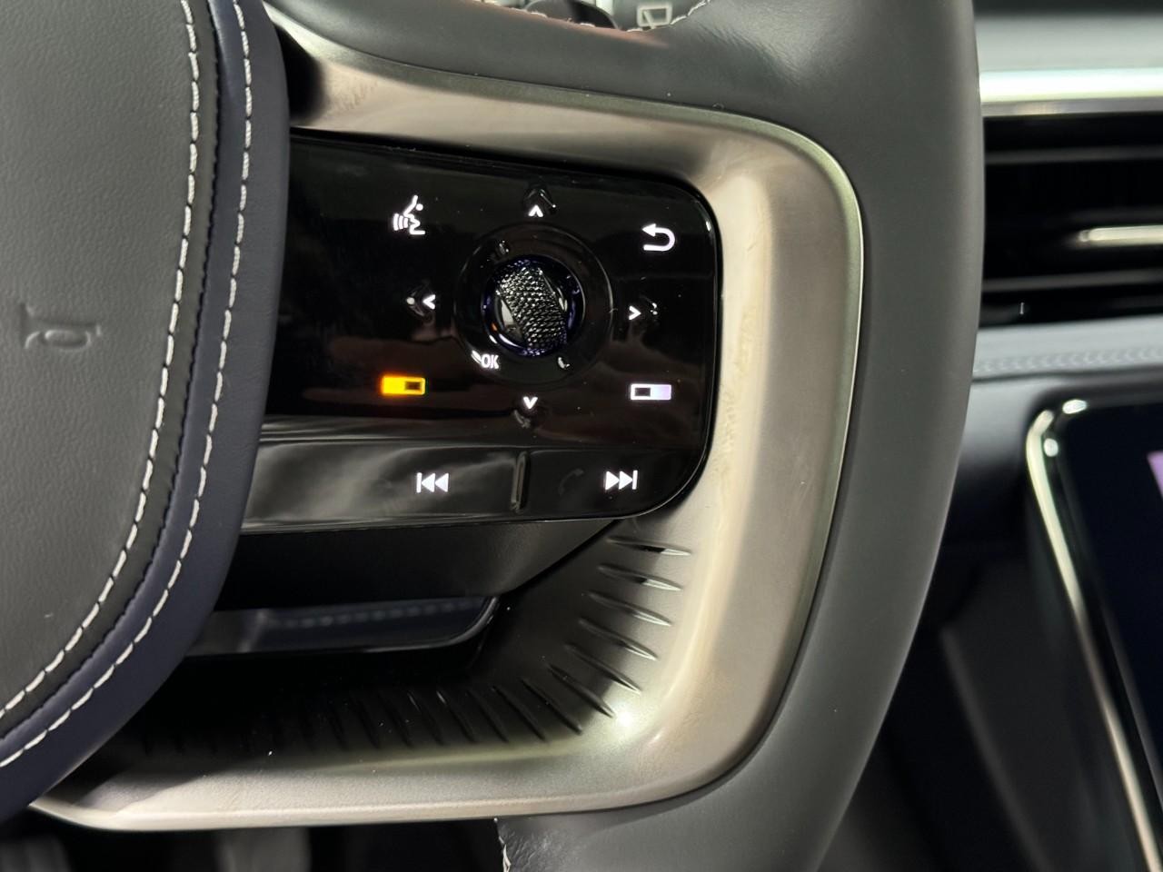 INFINITI QX80 Vehicle Full-screen Gallery Image 33