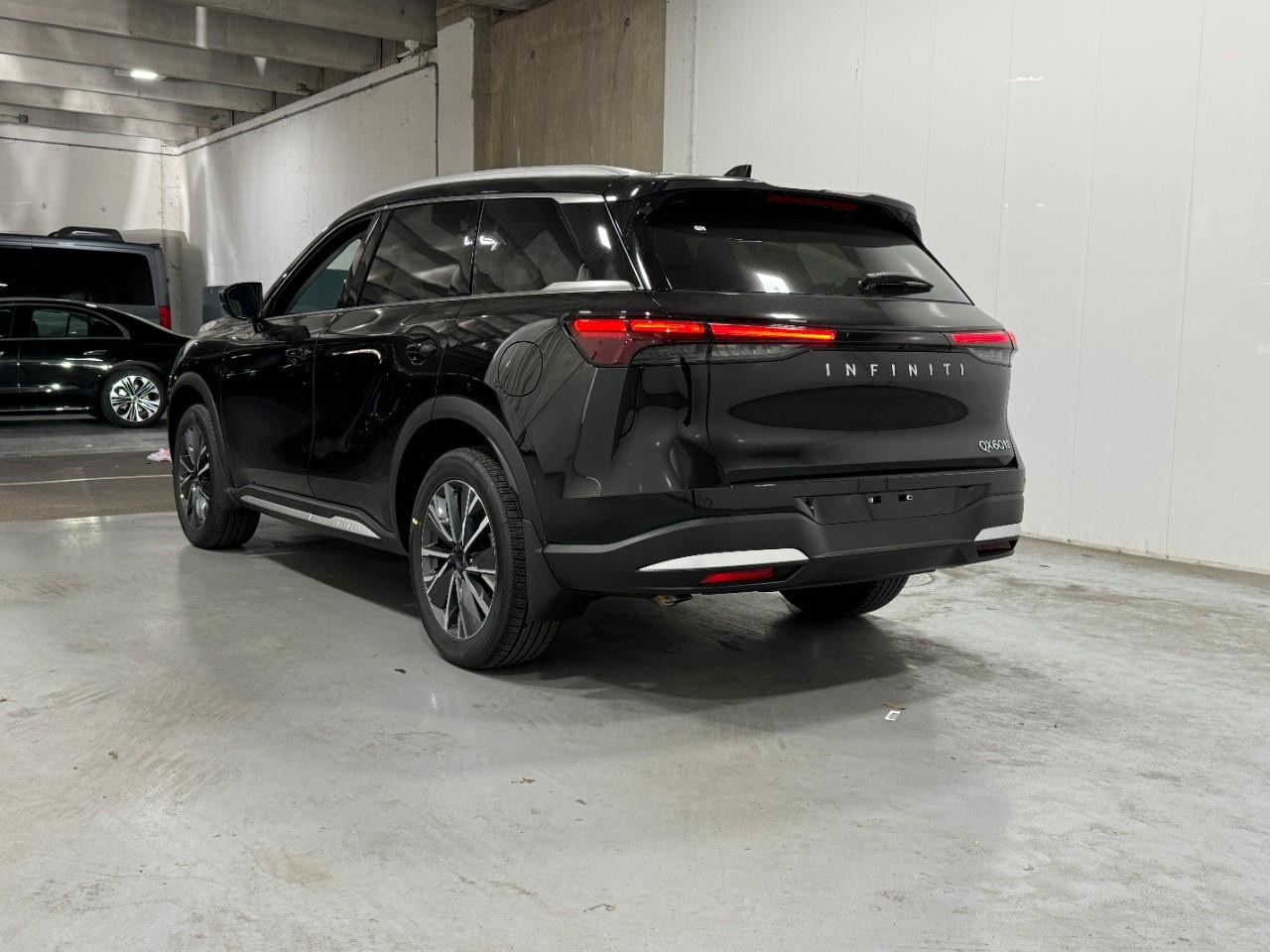 INFINITI QX60 Vehicle Full-screen Gallery Image 3