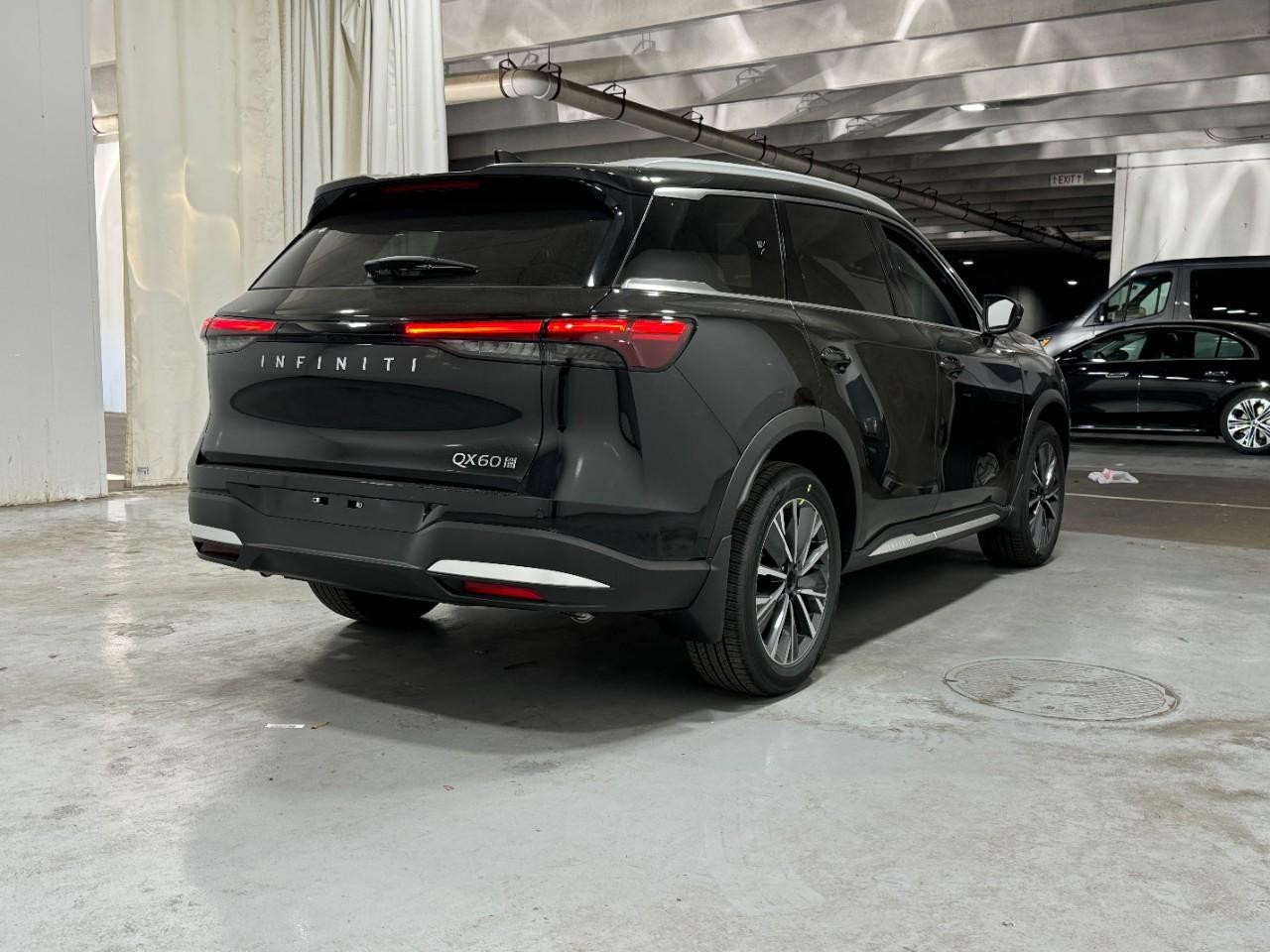 INFINITI QX60 Vehicle Full-screen Gallery Image 4