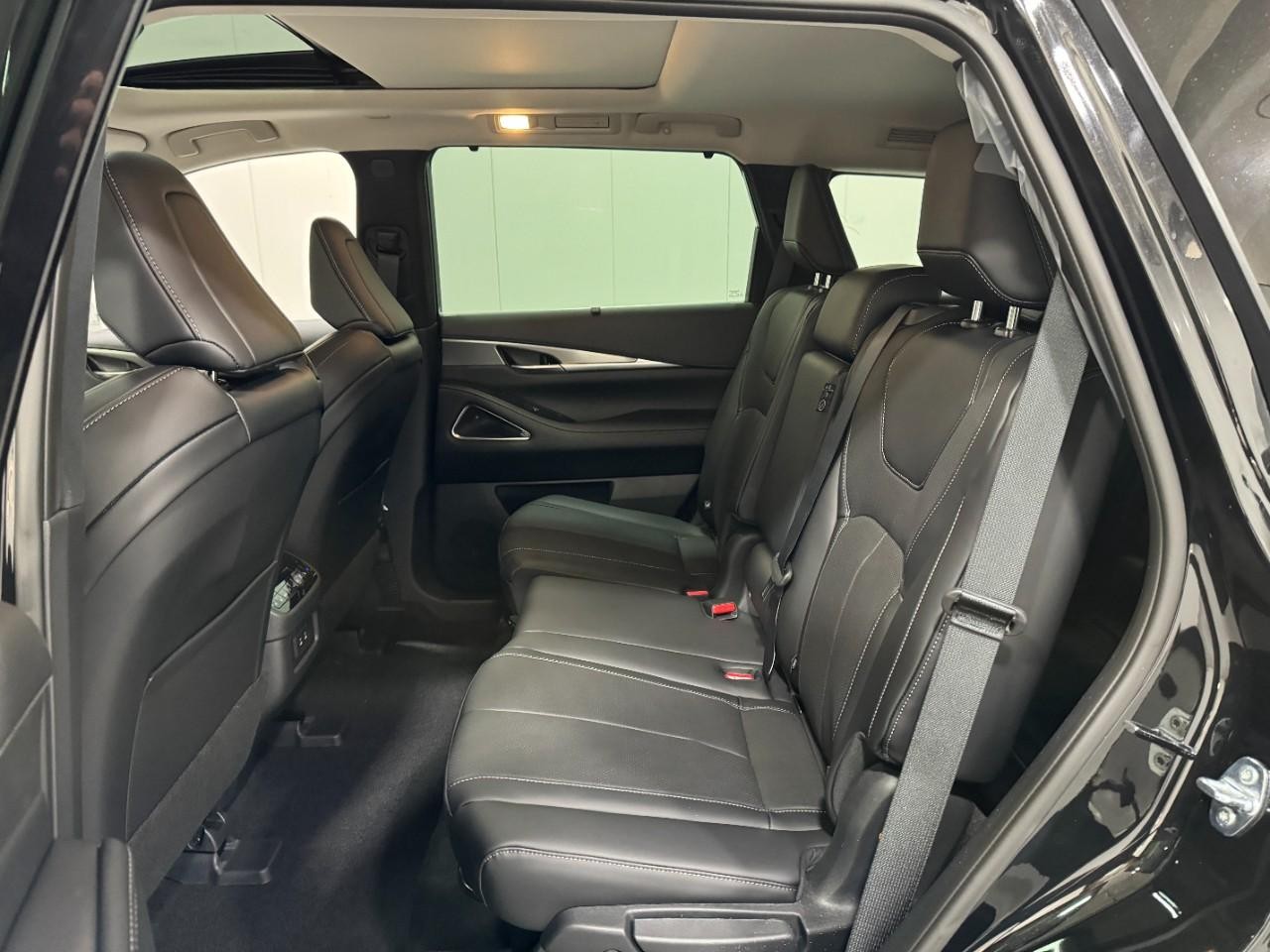 INFINITI QX60 Vehicle Full-screen Gallery Image 9