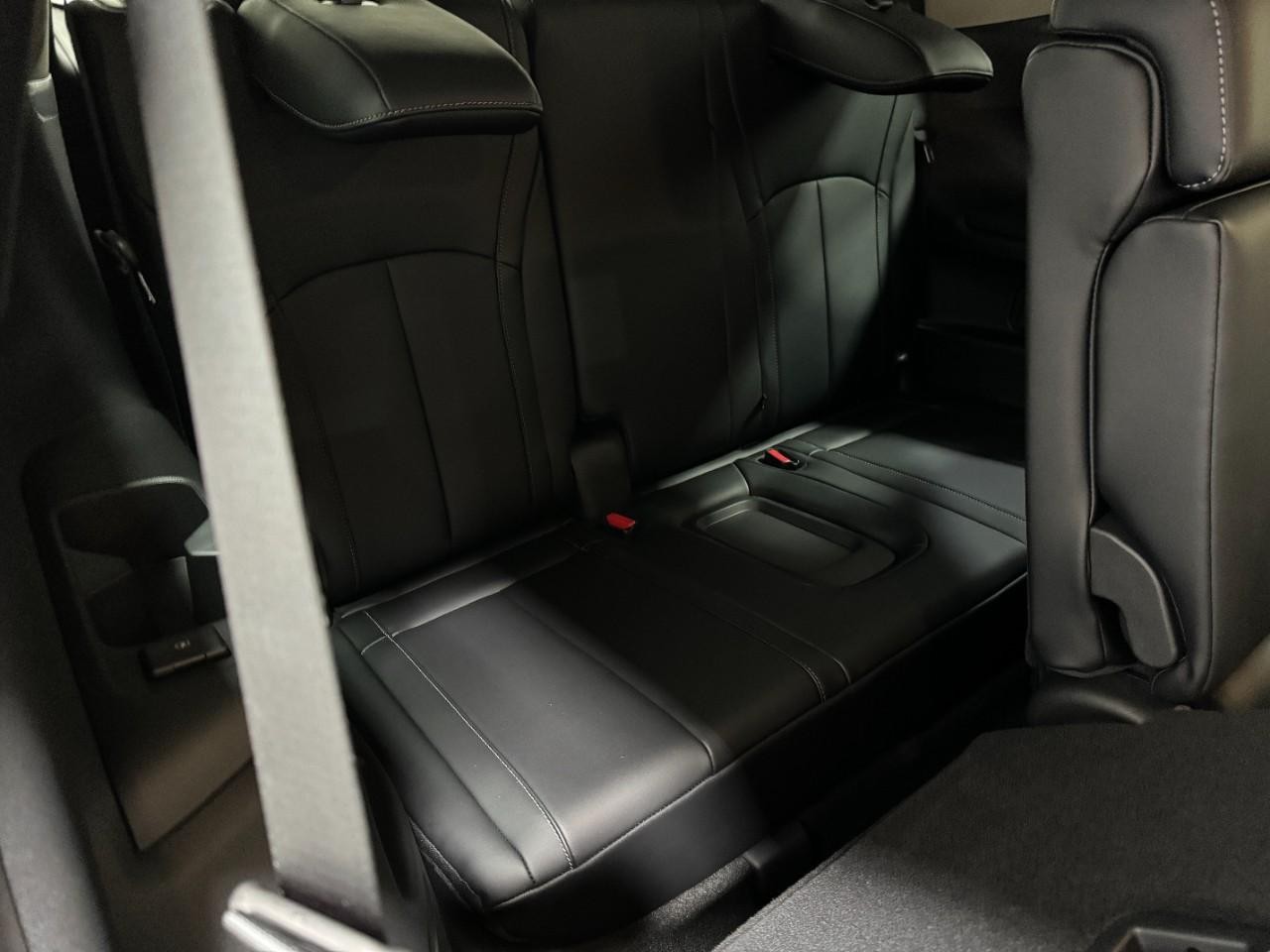 INFINITI QX60 Vehicle Full-screen Gallery Image 11