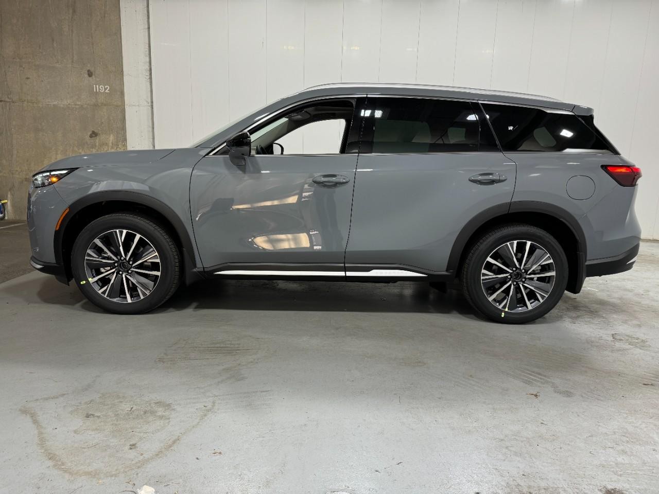 INFINITI QX60 Vehicle Full-screen Gallery Image 2