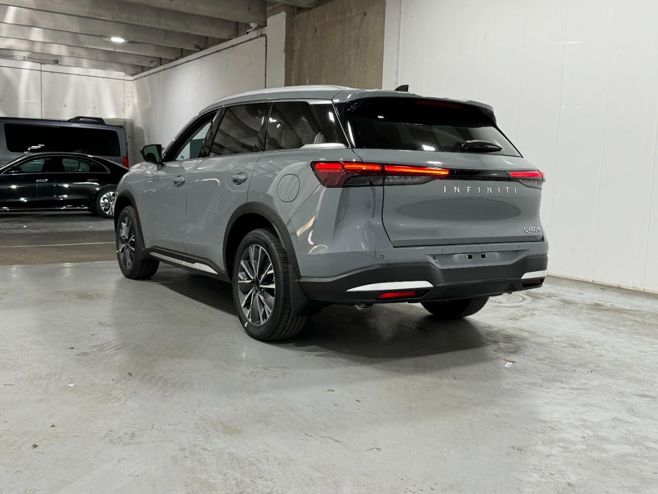 INFINITI QX60 Vehicle Full-screen Gallery Image 3