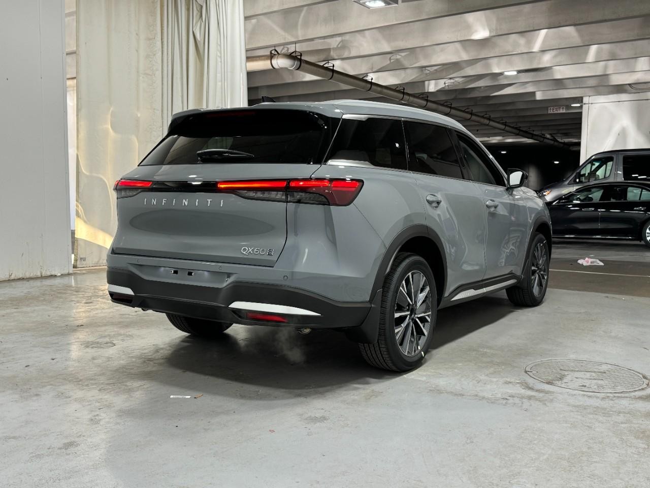 INFINITI QX60 Vehicle Full-screen Gallery Image 4