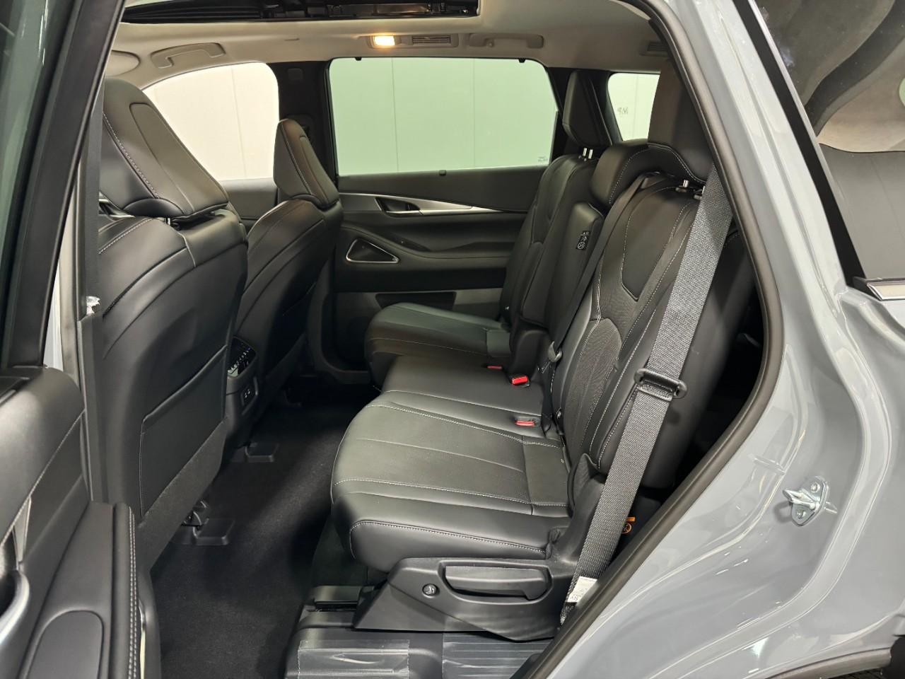 INFINITI QX60 Vehicle Full-screen Gallery Image 9