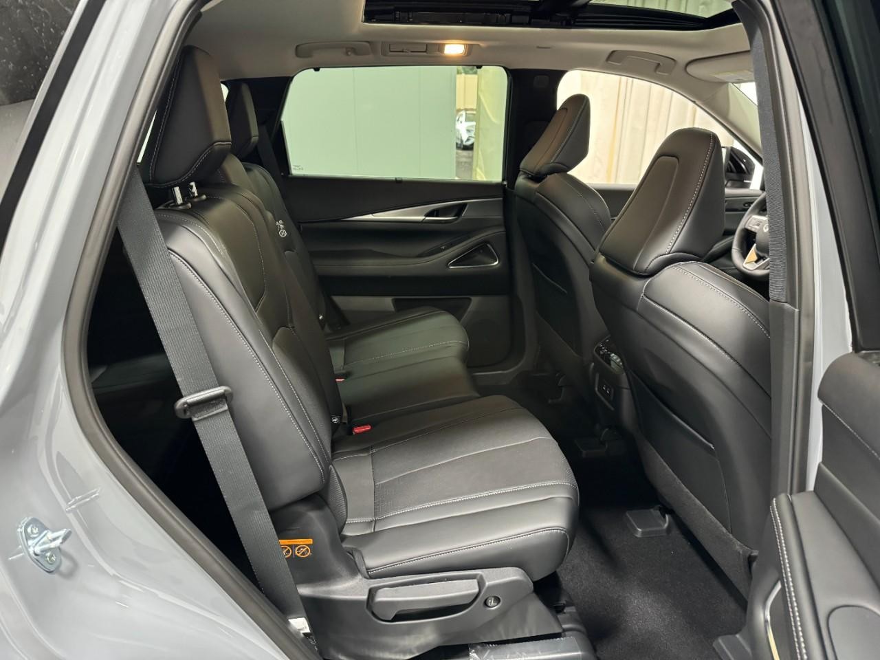 INFINITI QX60 Vehicle Full-screen Gallery Image 12